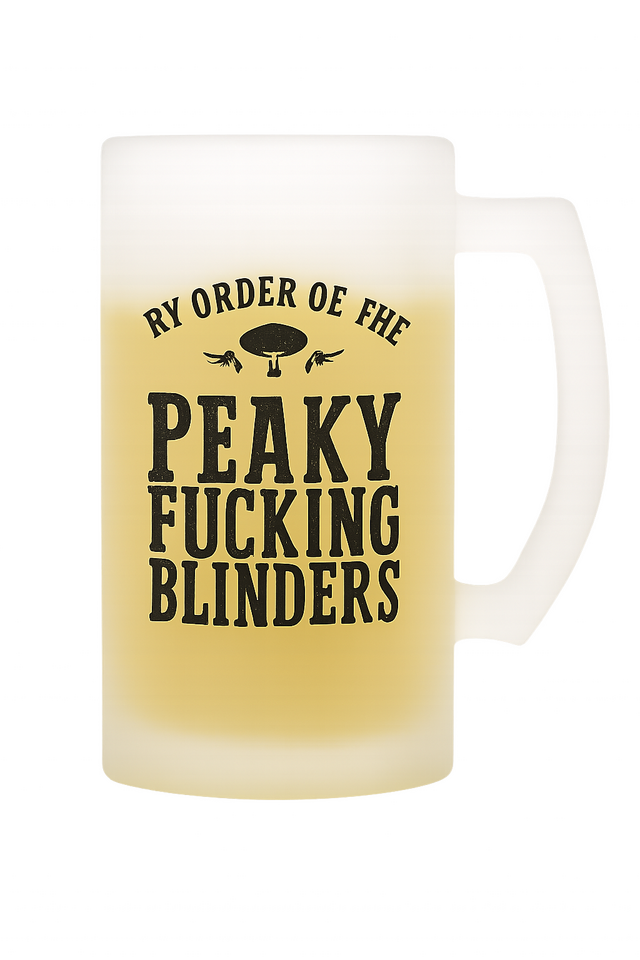 Glazen bierpul met de tekst By order of the Peaky Blinders op een houten cafetafel